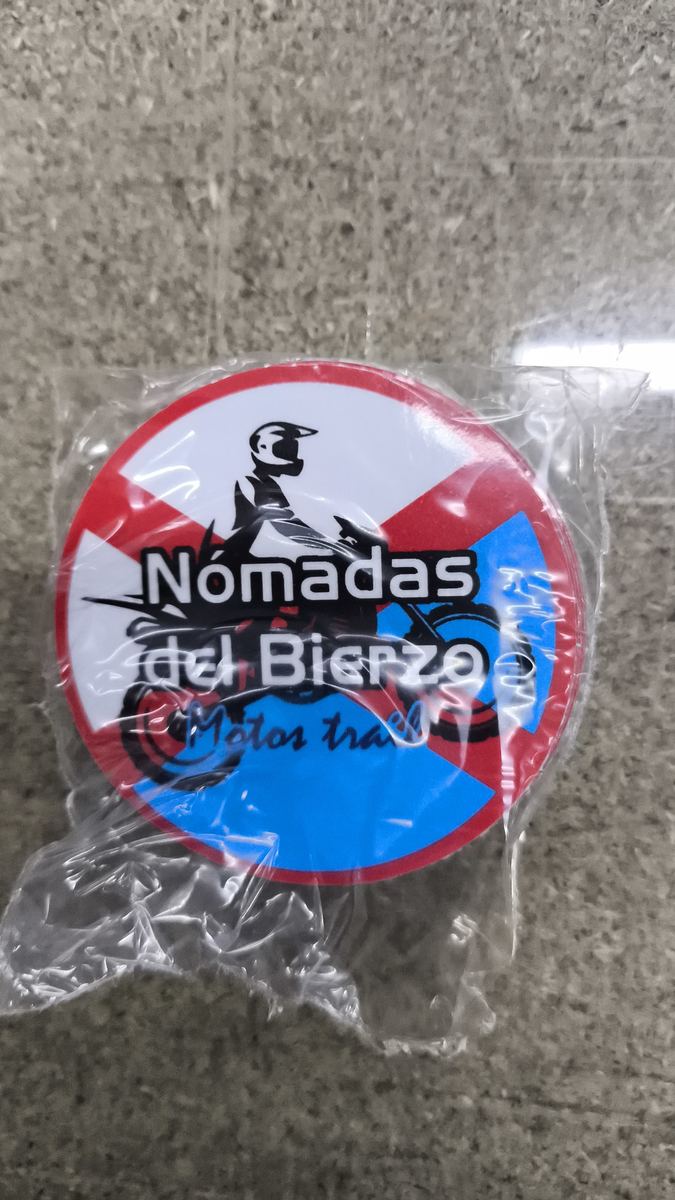 Emblema circular de Nómadas del Bierzo ya impreso a partir del archivo vectorizado, con los colores corregidos y los contornos limpios.