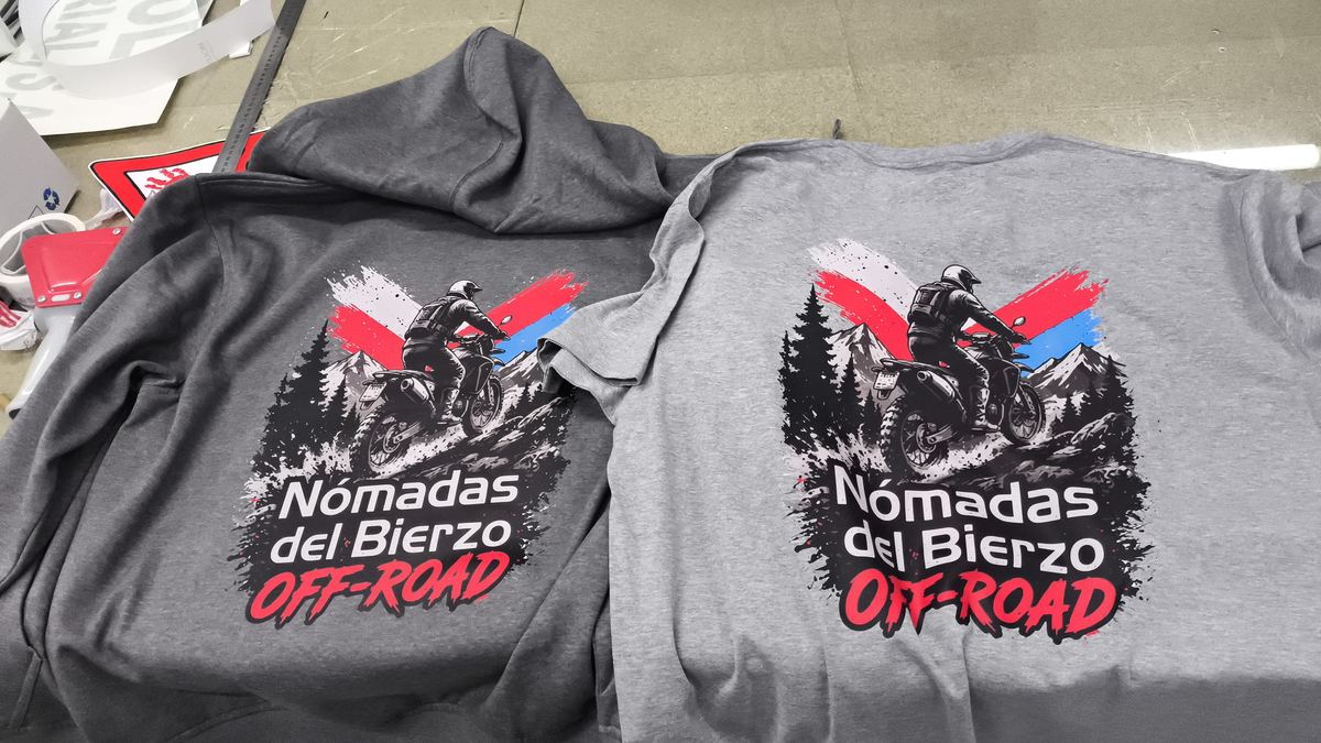 Camisetas gris y azul con la ilustración off-road impresa en la espalda, mostrando que el mismo archivo funciona sobre prendas de distinto color.